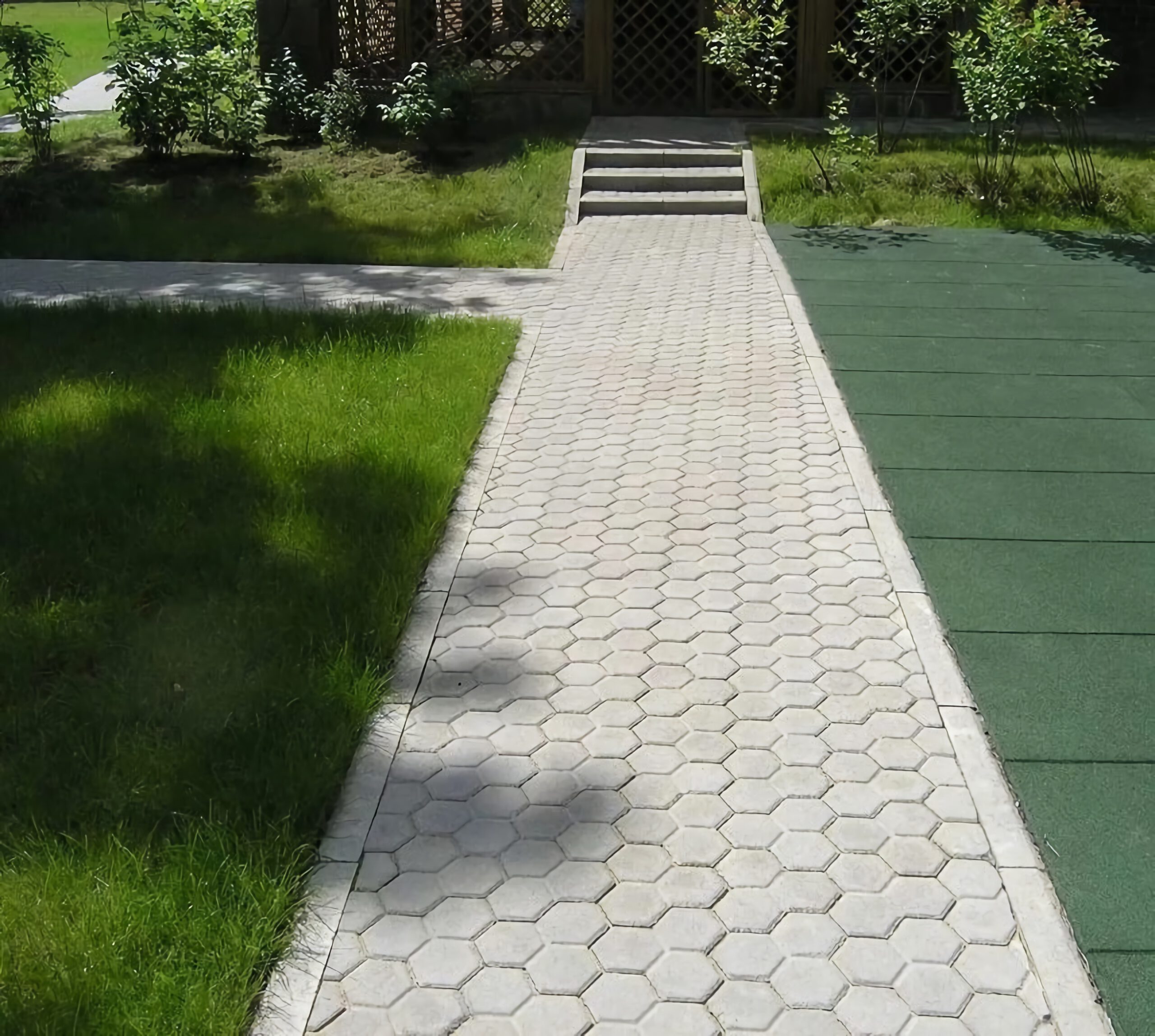 Фото готовой работы - Укладка тротуарной плитки «Соты» на садовом участке